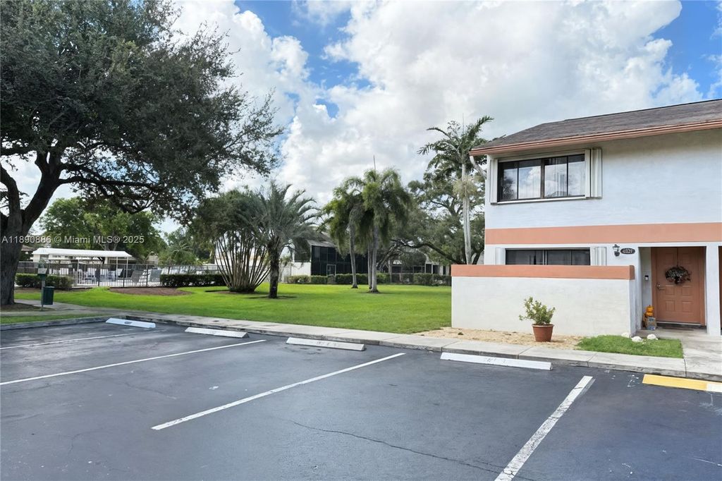 Photo of 4231 SW 70th Ter, Davie, FL 33314 (MLS # A11890886)