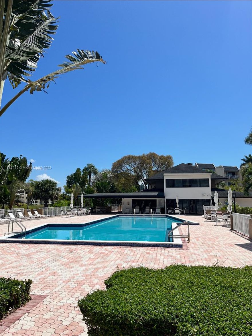 Rare Opportunity! Spacious Corner Unit Condo on first floor in Preferred Kings Creek South Condominium. 
Great amenities including 2 pools, Tennis Court, Gym and Clubhouse. 24/7 guard gated complex.
Excellent location near 826 expressway, shopping, restaurants and Dadeland Mall.
Hurry, this property will not last!