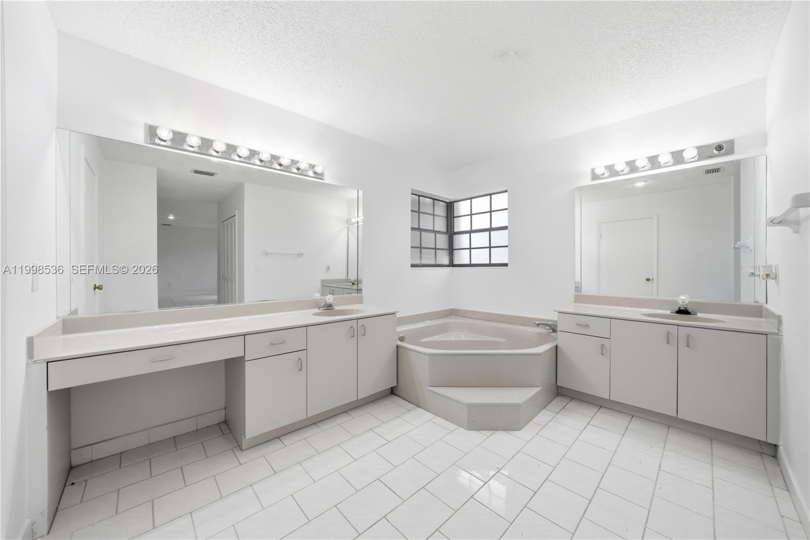 THE MANSIONS - Residential