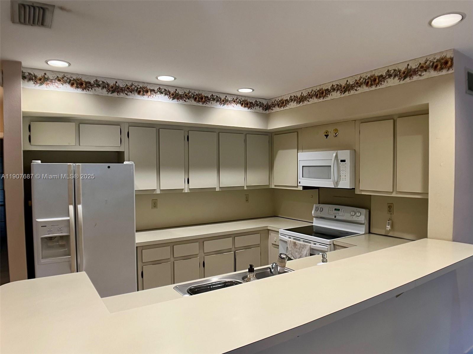 MIAMI LAKES - LAKE SANDRA - Residential