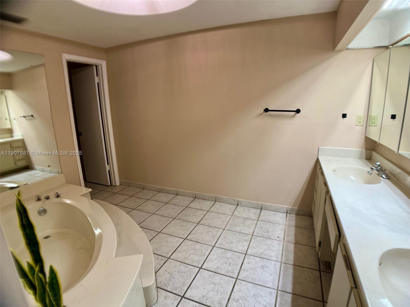 MIAMI LAKES - LAKE SANDRA - Residential