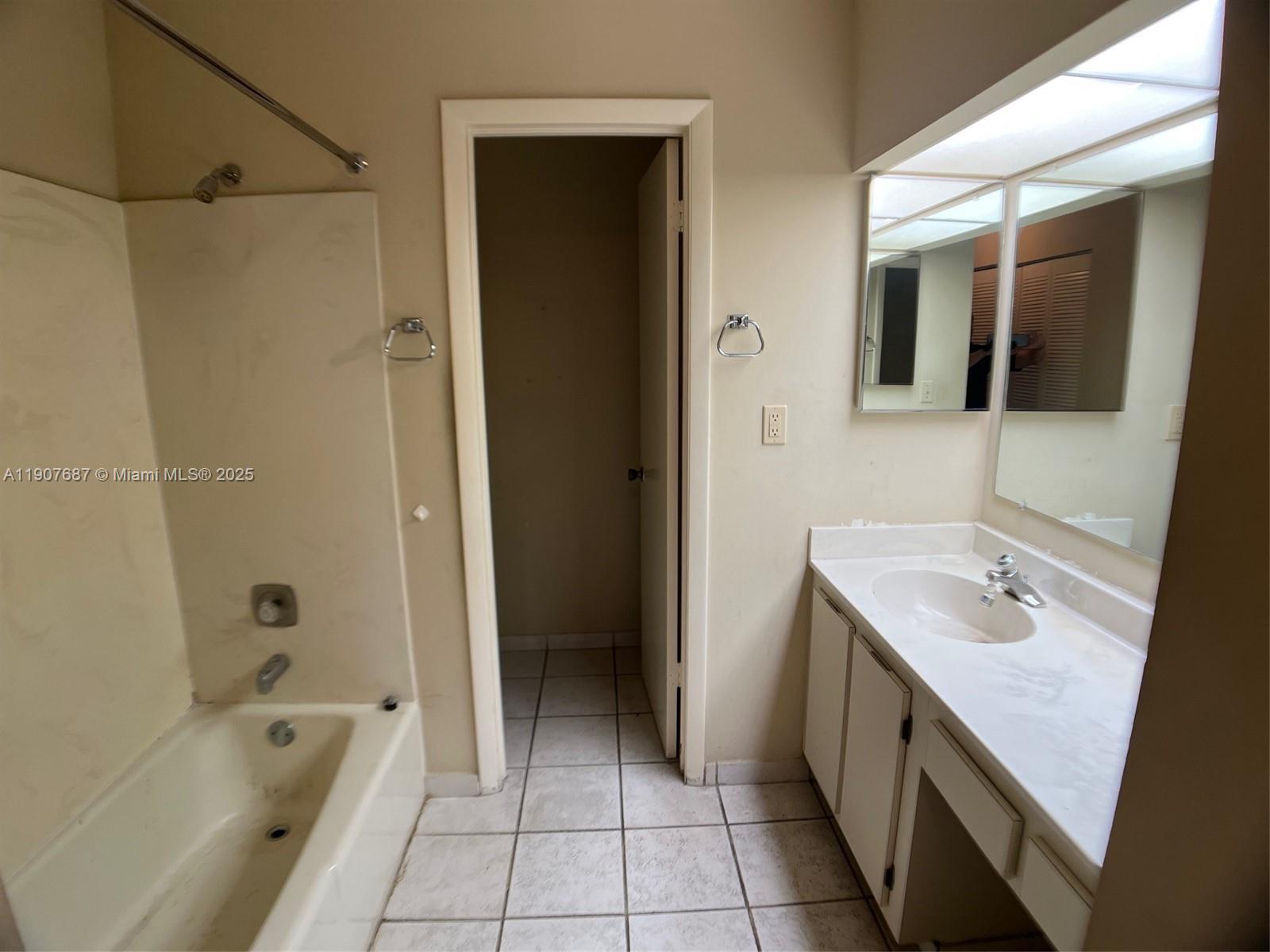 MIAMI LAKES - LAKE SANDRA - Residential