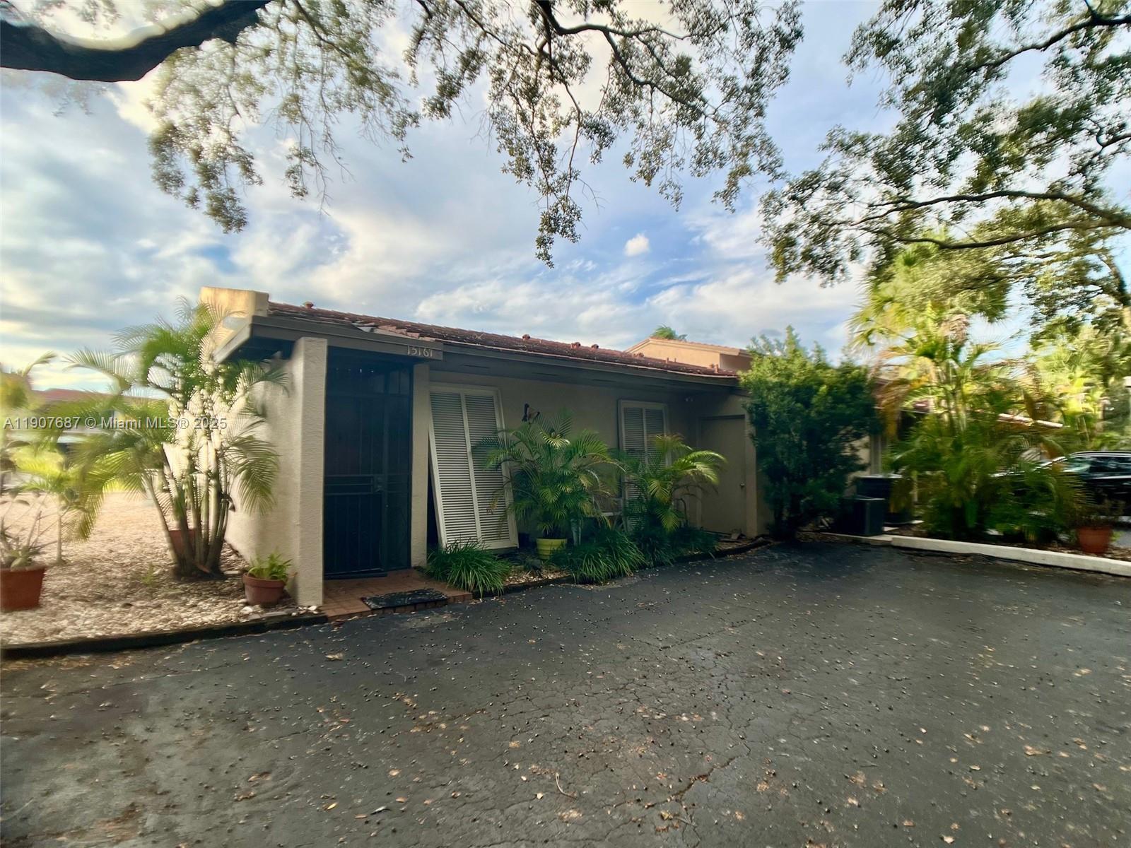 MIAMI LAKES - LAKE SANDRA - Residential