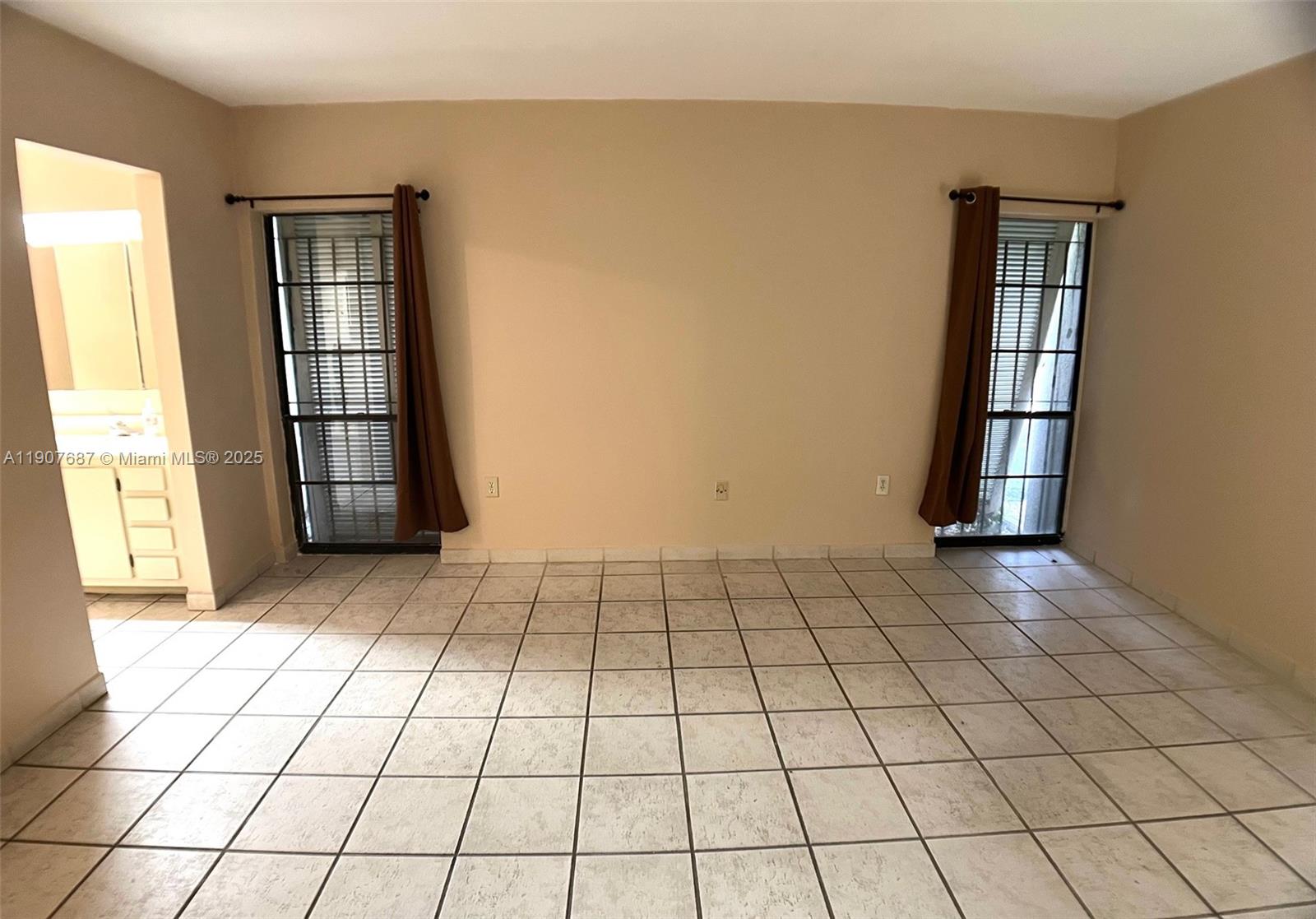 MIAMI LAKES - LAKE SANDRA - Residential