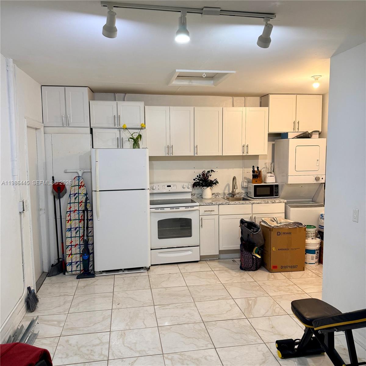 FOUR PALM LAKES AT PEMBRO - Residential