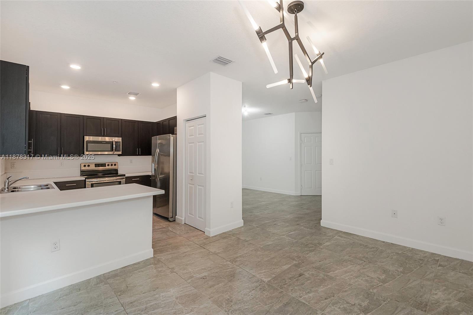 STELLAR PEMBROKE PINES - Residential Lease