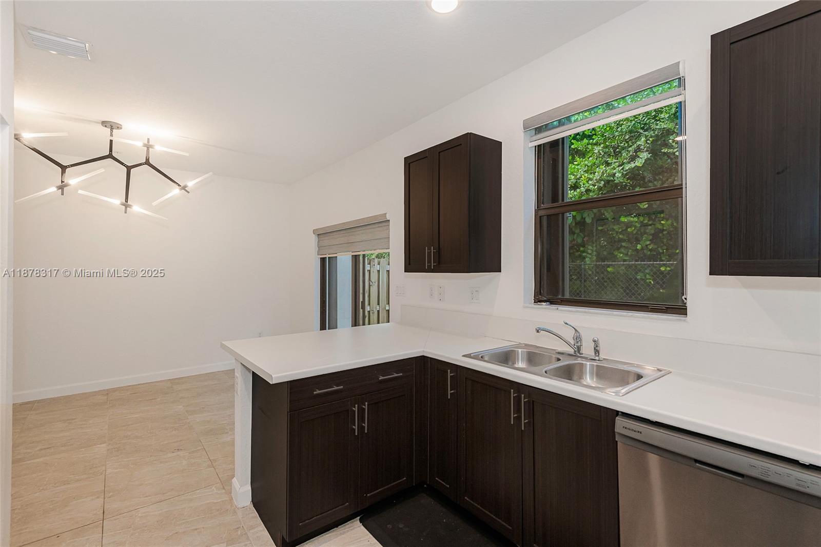 STELLAR PEMBROKE PINES - Residential Lease