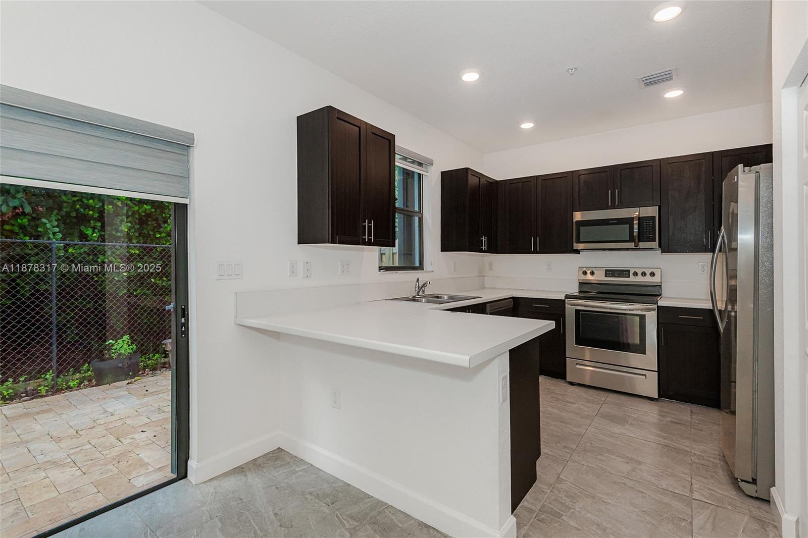 STELLAR PEMBROKE PINES - Residential Lease