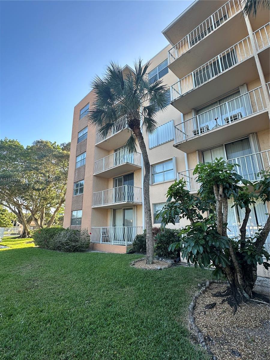 Rental Property at 500 Executive Center Dr 2N, West Palm Beach, Palm Beach County, Florida - Bedrooms: 2 
Bathrooms: 2  - $1,800 MO.
