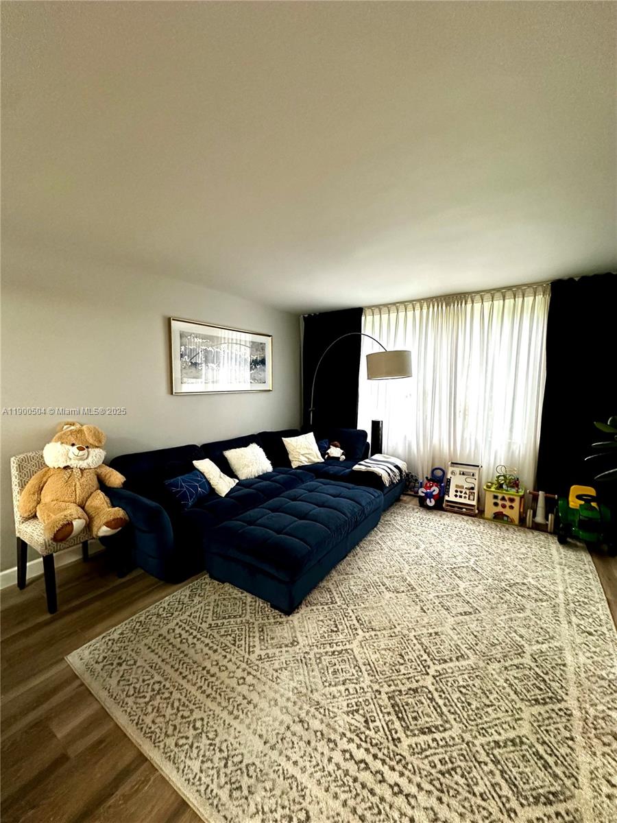 KINGS PARK GARDEN APTS CO - Residential Lease