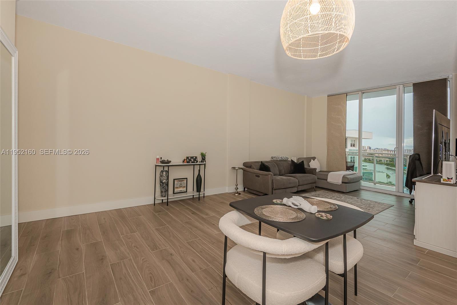 RESIDENCES ON HOLLYWOOD B - Residential