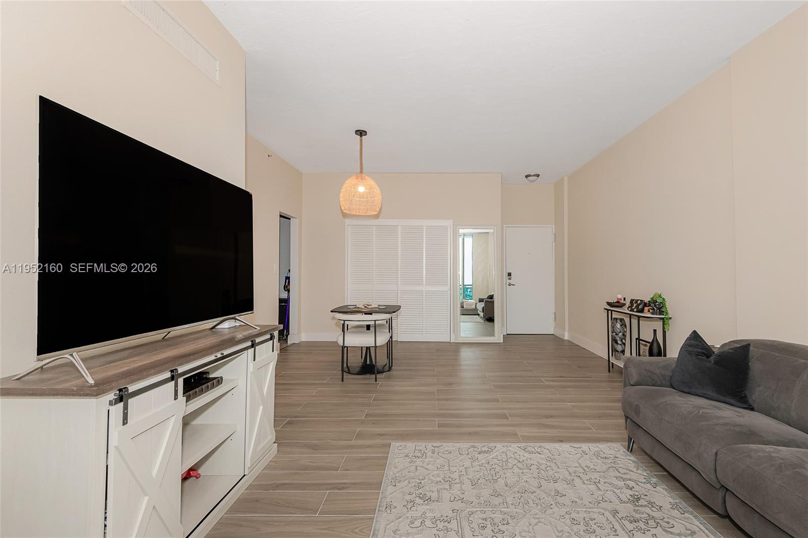 RESIDENCES ON HOLLYWOOD B - Residential