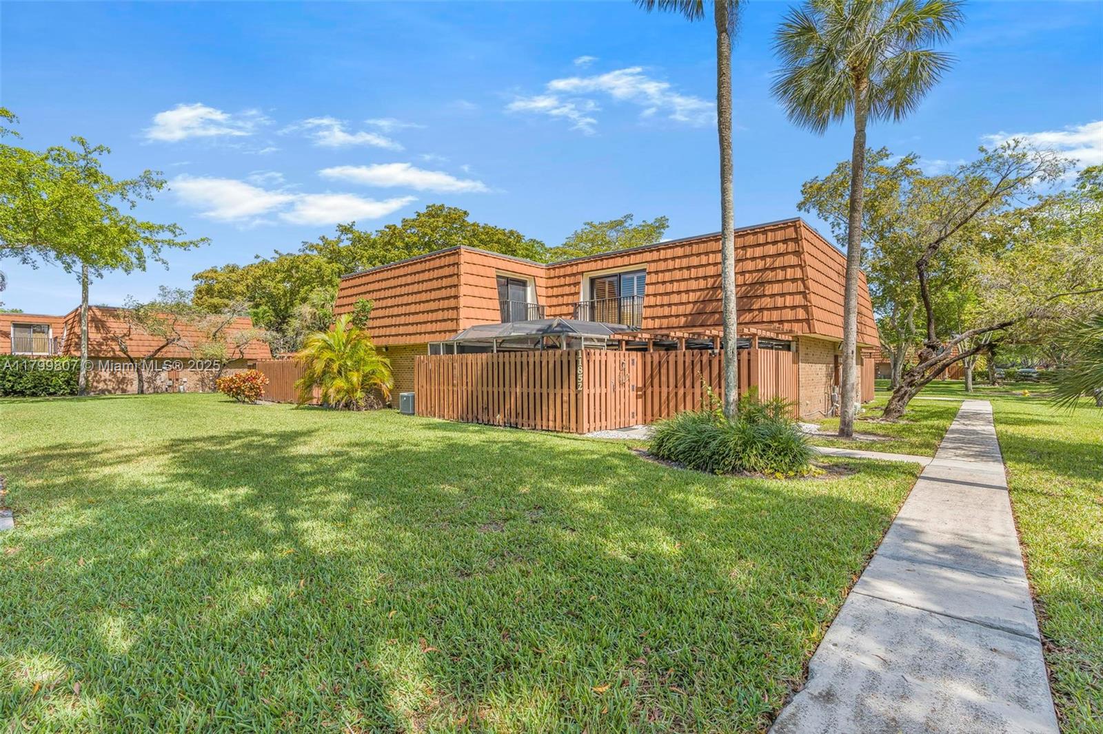 11852 Sw 9th Ct, Davie, Broward County, Florida - 3 Bedrooms  
3 Bathrooms - 