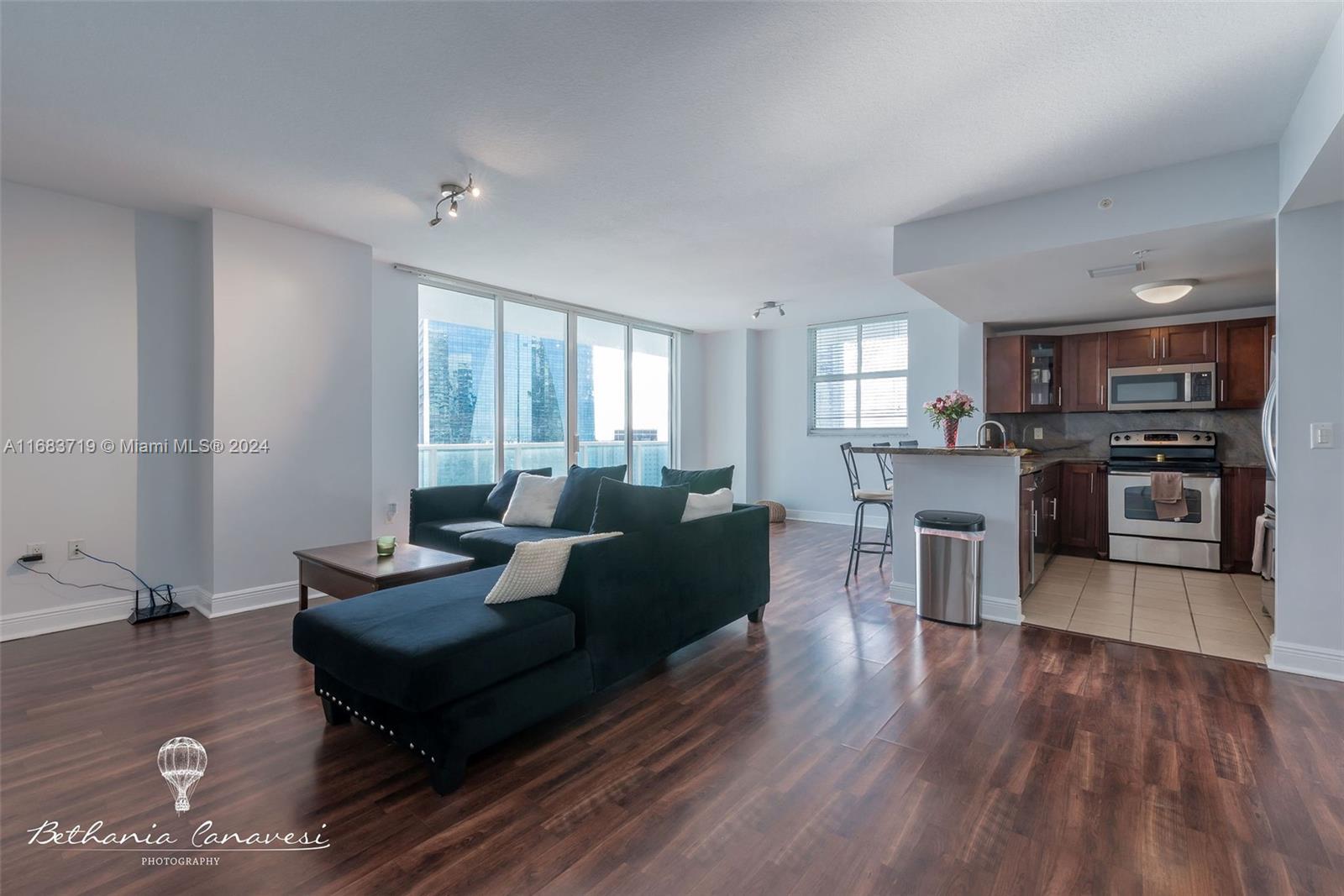 CORNEL UNIT, AMAZING LOCATION 1,322 SF!!!!!!!! 2/2, ESPECTACULAR BAY AND CITY VIEW, WRAP- AROUND BALCONY. 02 LINE! BEST LINE IN THE BUILDING!WASHER AND DRYER INTHE UNIT> WALK TO RESTAURANTS ETC