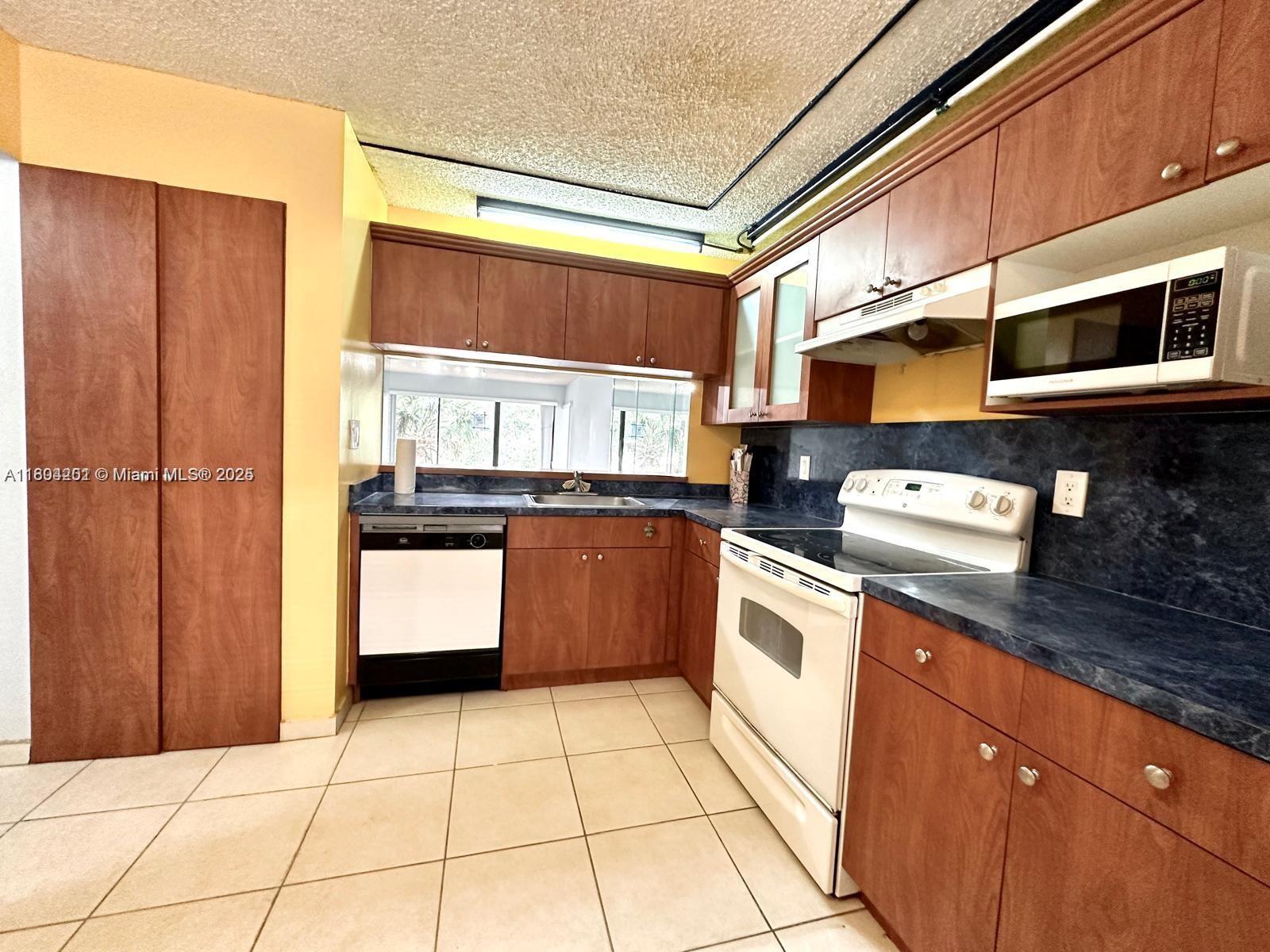 SUMMERTREE VILG CALIF CL - Residential