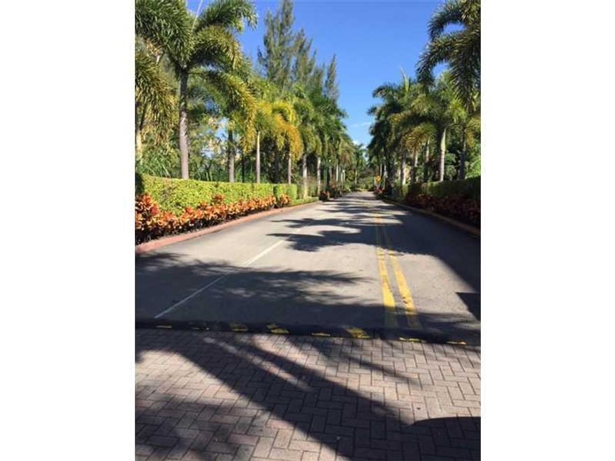 BEAUTIFUL GREEN VIEW NO COMMON IN MIAMI.CLOSE TO CORAL GABLES AND MIAMI INTERNATIONAL AIRPORT.NEW LAMINATED FLOORS.NO CARPET .GREAT AMENITIES.