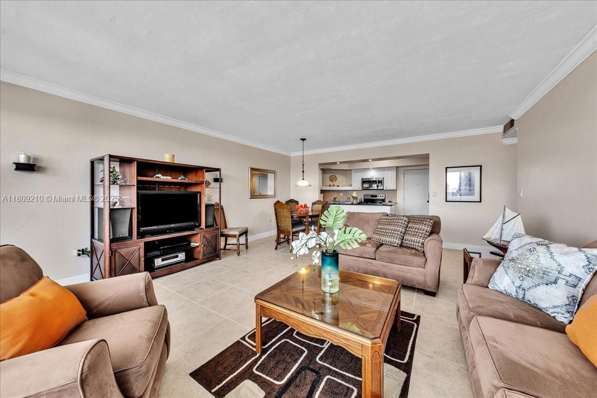 HOLLYWOOD TOWERS CONDO - Residential