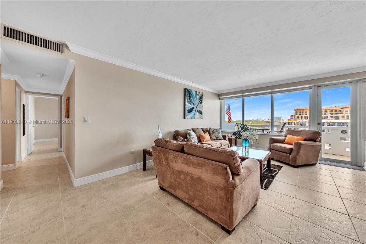 HOLLYWOOD TOWERS CONDO - Residential