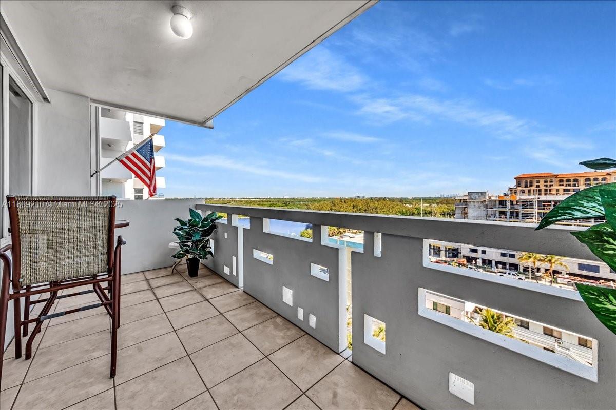 HOLLYWOOD TOWERS CONDO - Residential