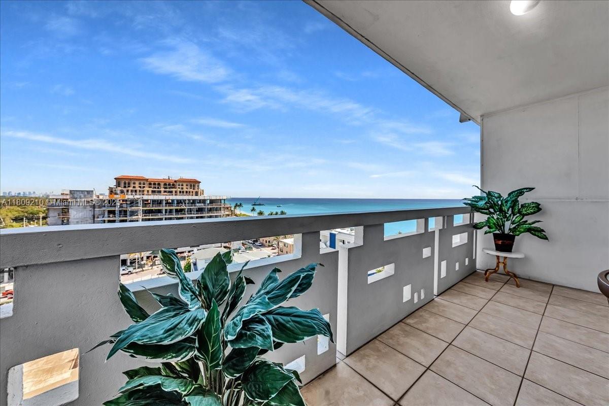 HOLLYWOOD TOWERS CONDO - Residential