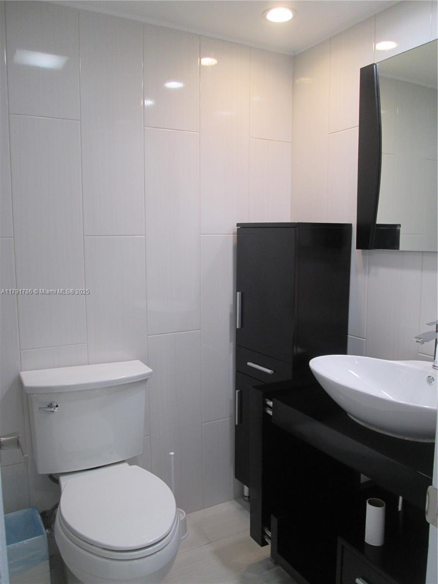 WINSTON TOWERS 200 CONDO - Residential Lease