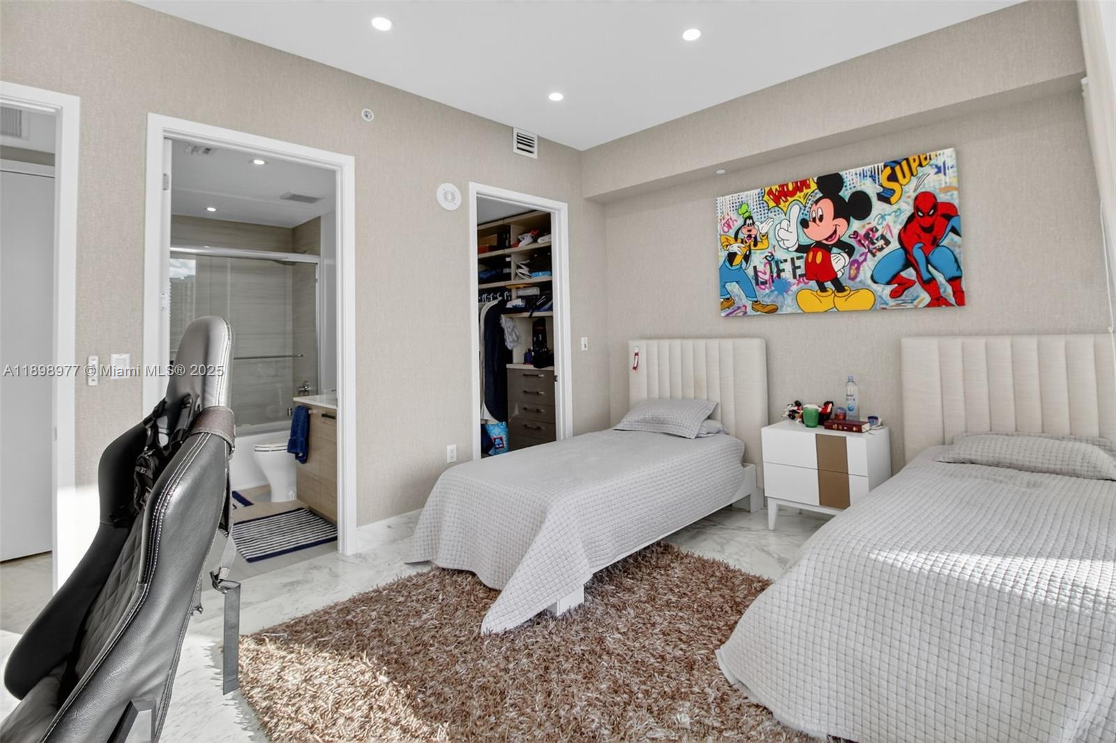 PRIVE CONDO - Residential Lease