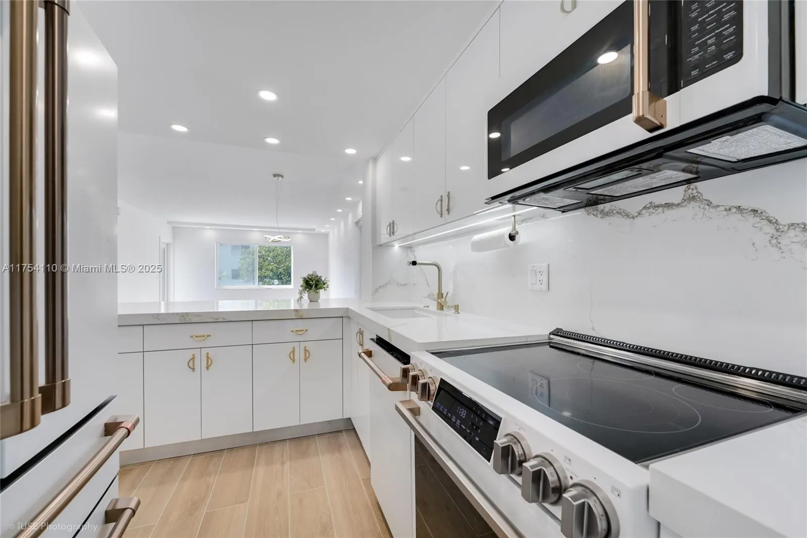 Key Biscayne, Florida 33149, United States, 1 Bedroom Bedrooms, ,2 BathroomsBathrooms,Residential,Pending,79558