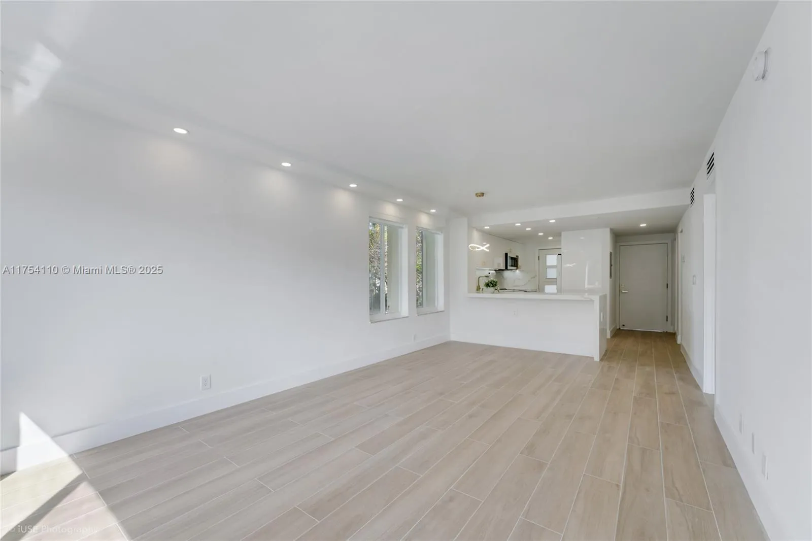 Key Biscayne, Florida 33149, United States, 1 Bedroom Bedrooms, ,2 BathroomsBathrooms,Residential,Pending,79558