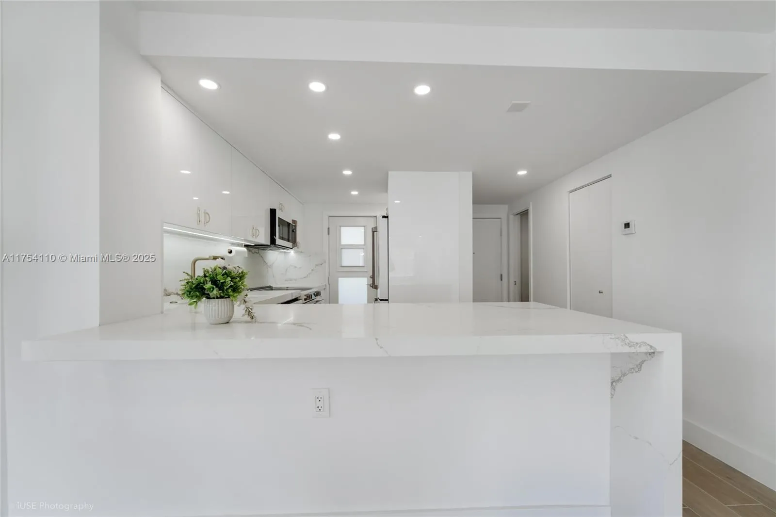 Key Biscayne, Florida 33149, United States, 1 Bedroom Bedrooms, ,2 BathroomsBathrooms,Residential,Pending,79558