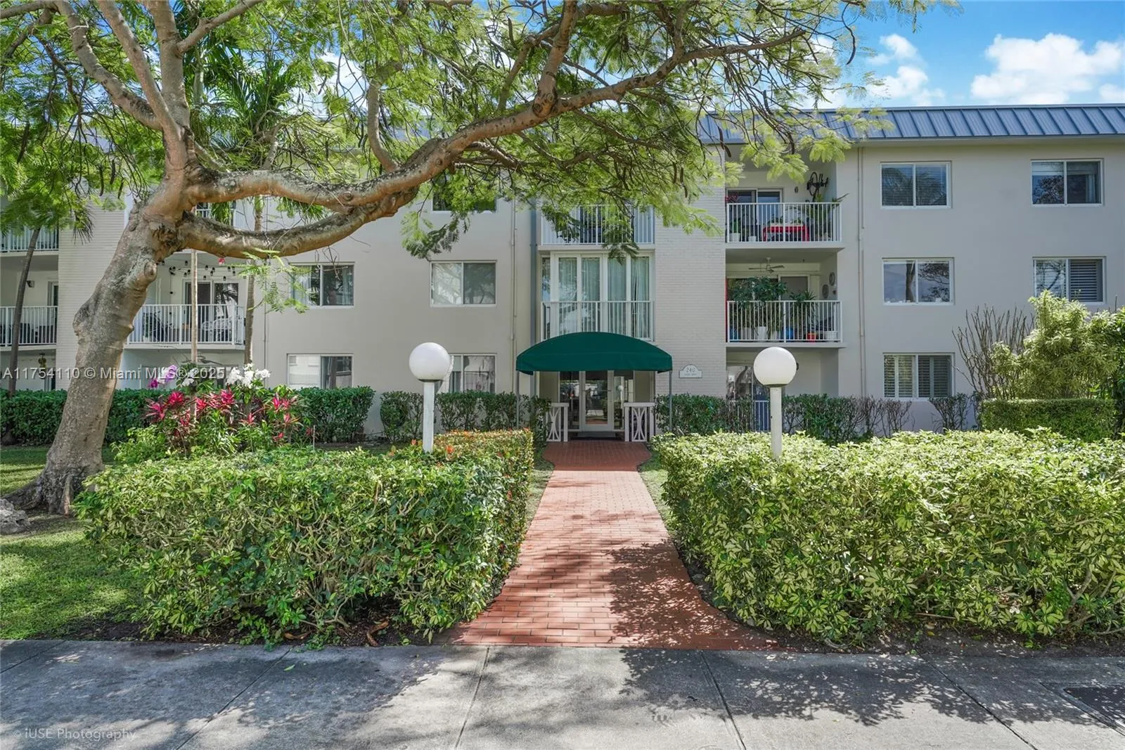 Key Biscayne, Florida 33149, United States, 1 Bedroom Bedrooms, ,2 BathroomsBathrooms,Residential,Pending,79558