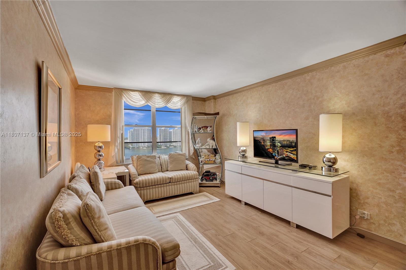 WINSTON TOWERS 400 - Residential