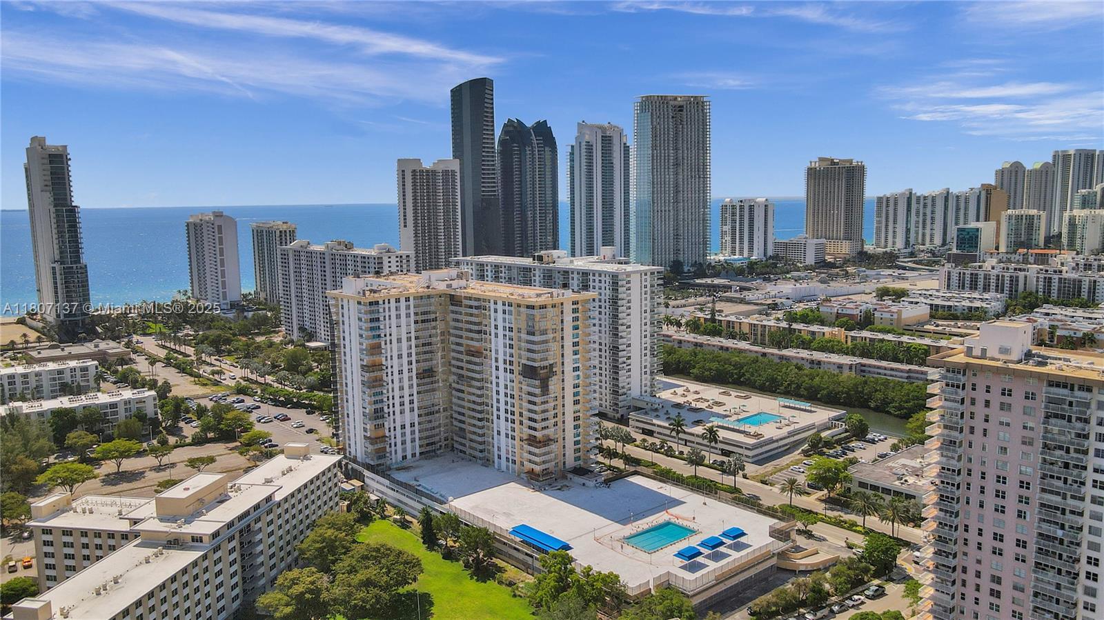 WINSTON TOWERS 400 - Residential