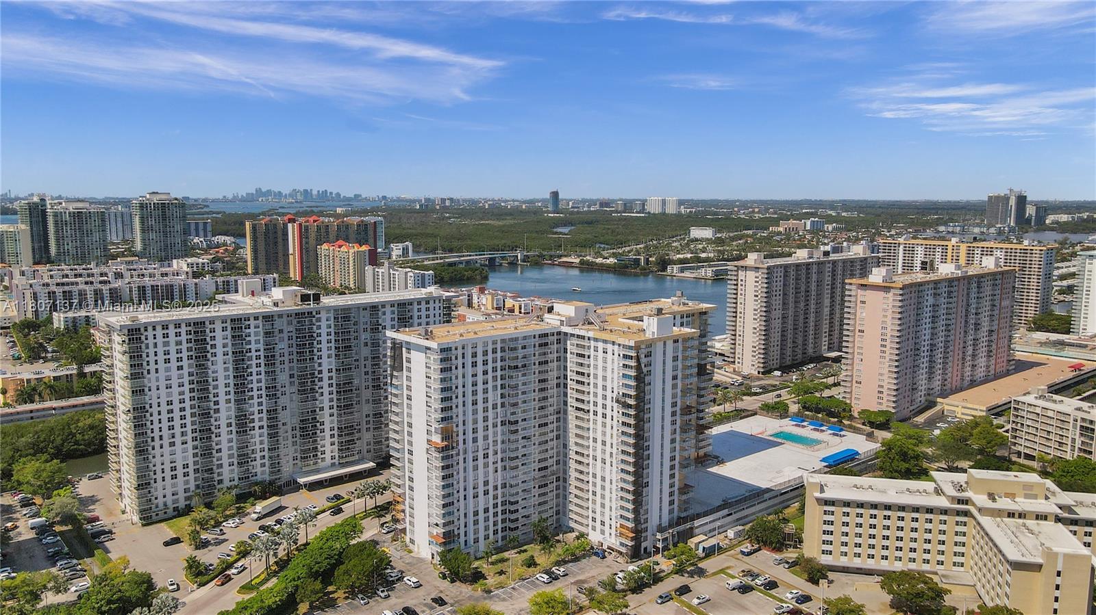 WINSTON TOWERS 400 - Residential