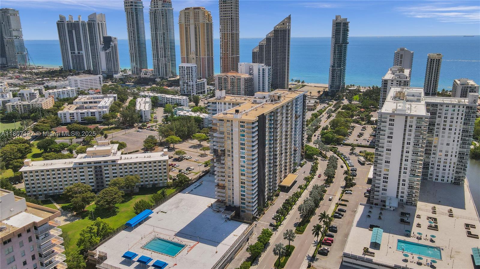 WINSTON TOWERS 400 - Residential