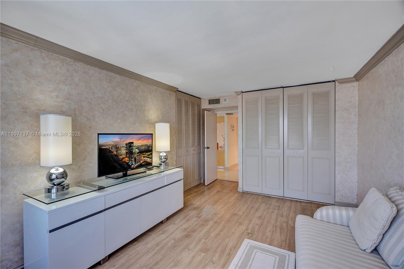 WINSTON TOWERS 400 - Residential