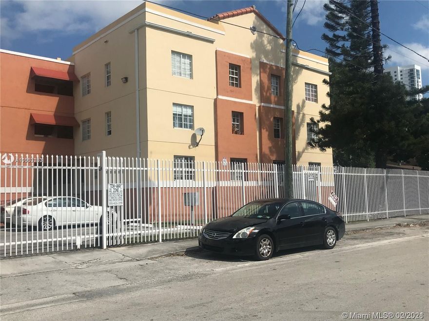 Nice 1/1 apartment conveniently located near Downtown in gated building.