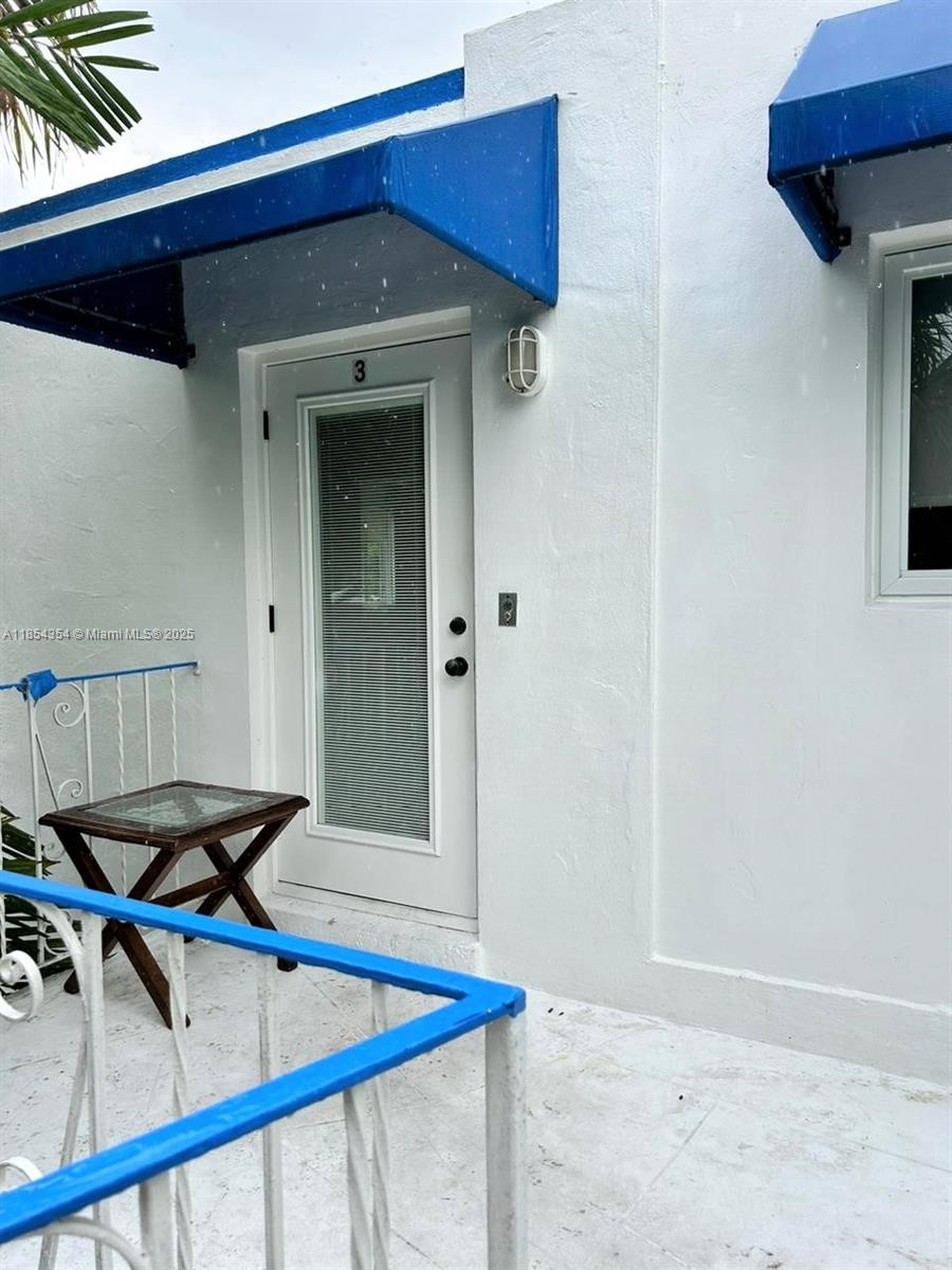Live the Las Olas lifestyle in this boutique apartment complex just one block from Fort Lauderdale's most popular entertainment district. Walk to stores, restaurants, and various service businesses. Ride a bike to the beach or downtown. Well-equipped apartment on the first floor with luxury appliances. The amenities include on-site parking (1 space), a swimming pool, laundry facilities, and lush gardens to enjoy.