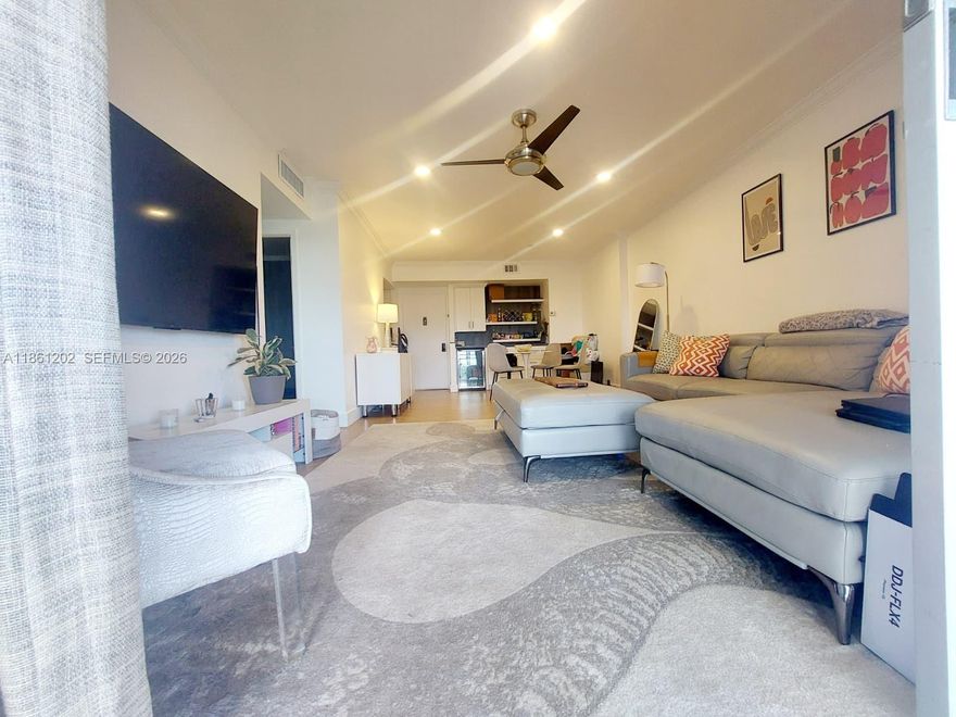 Nice apartment with a beautiful view, 1 BED, 1 1/2 Bath,Completely Renovated, kitchen, floors, bathrooms,Balcony, you can enjoy all the comfort and luxury, it has a swimming pool, club house, tennis courts and other amenities, it is located in an excellent neighborhood, where there are Schools, Hospitals, Supermarkets and Banks, Shopping centers and 10 minutes from the Beach, 5 minutes de I-95, it is in the heart of Hollywood FL