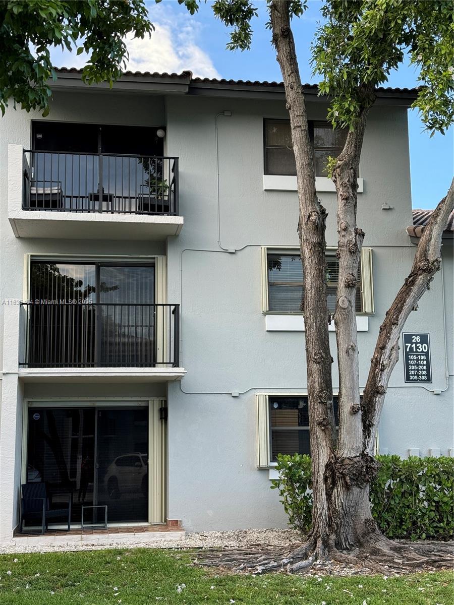 Spacious 1 bd/1ba unit in Villa Bellini. Tile floors in common areas and laminate floor in bedroom. Well equipped kitchen with SS appliances & Washer & Dyer combo inside the unit, water included. Gated community, in a desirable area near main hwys (I-75 & 826) schools, shopping etc.
BY APPOINTMENT ONLY, TUE-THU DO NOT DISTURB TENANTS.