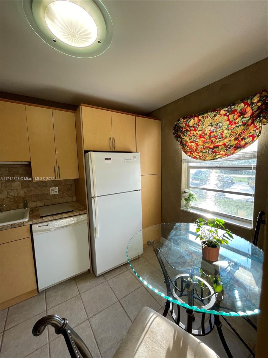 GOLDEN LAKES VILLAGE COND - Residential