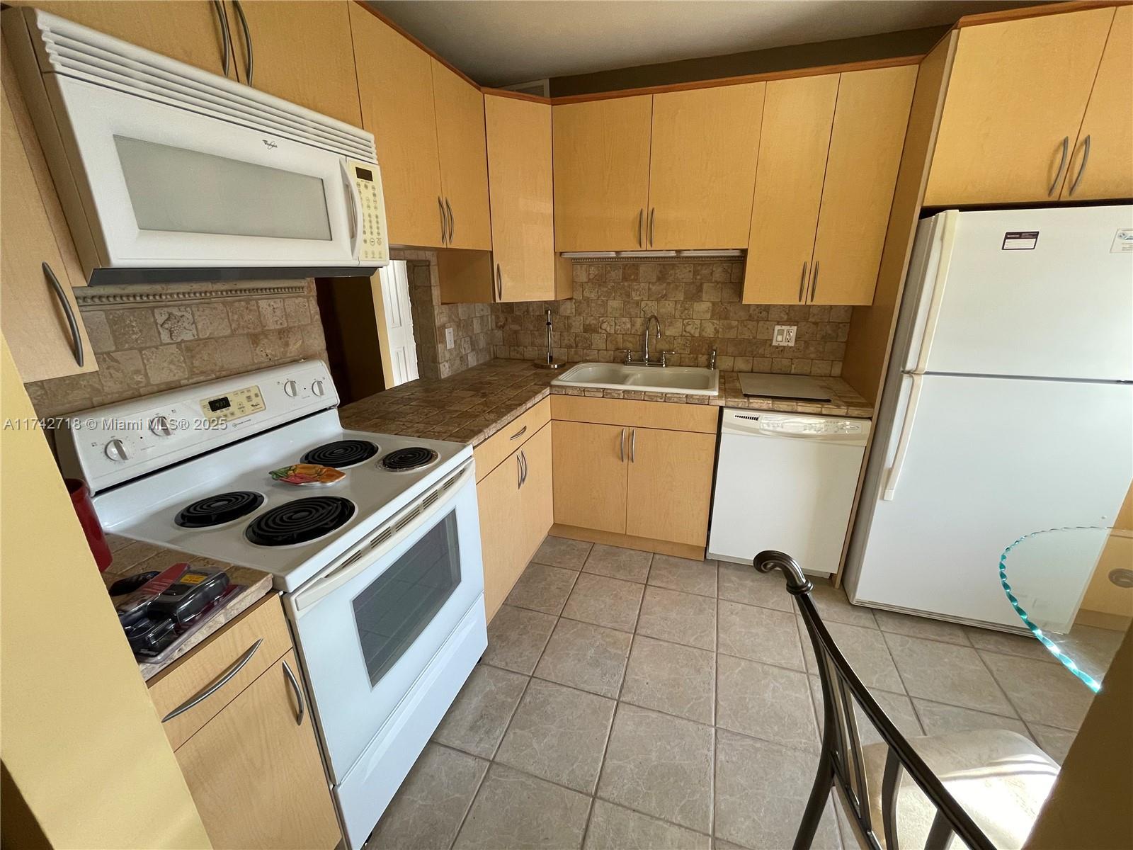GOLDEN LAKES VILLAGE COND - Residential