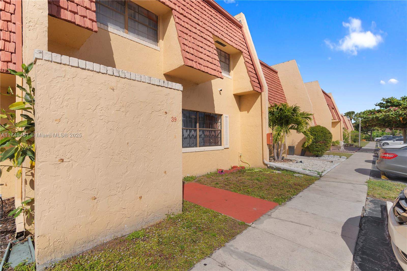 Property for Sale at 39 Canterbury Ln 39, Tamarac, Broward County, Florida - Bedrooms: 3 
Bathrooms: 3  - $300,000