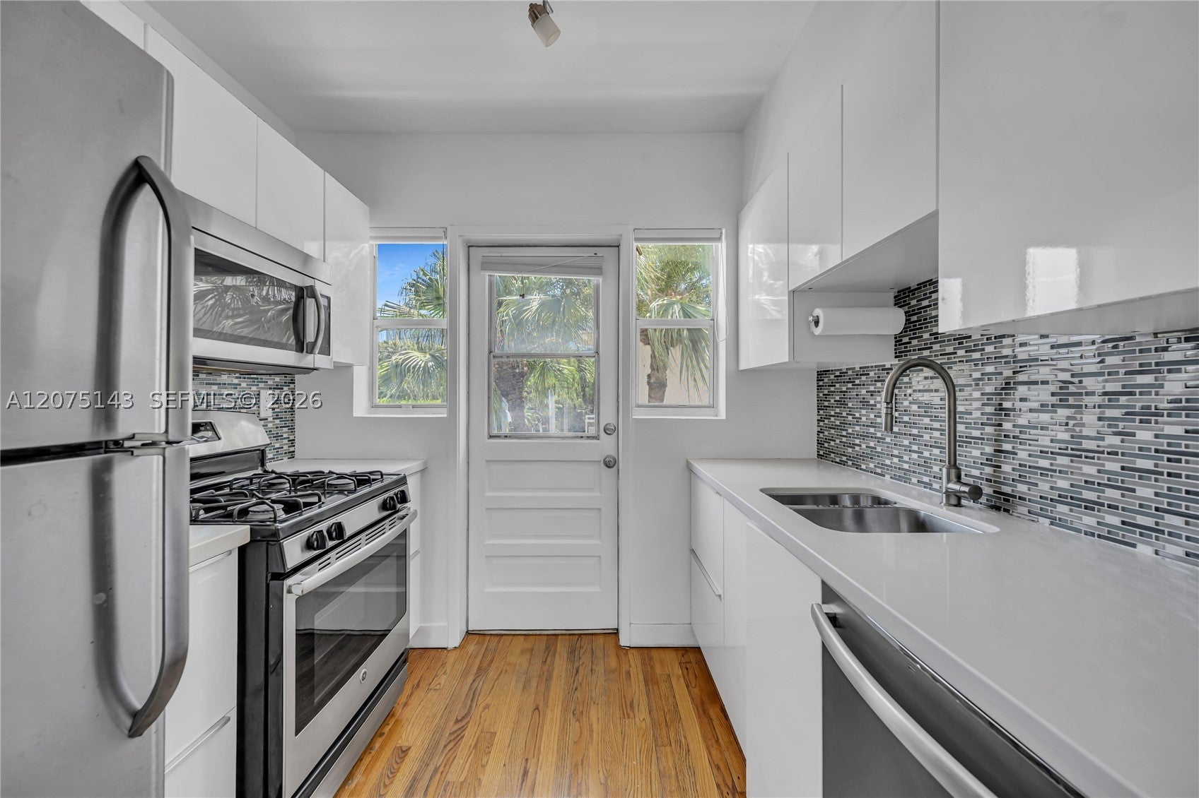800 W 42nd St 1B