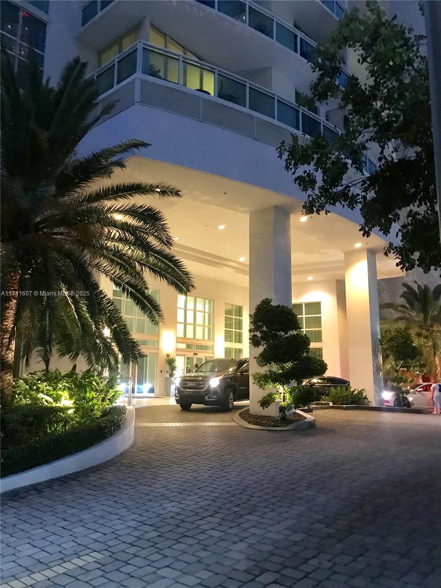 THE PLAZA 901 BRICKELL - Residential Lease