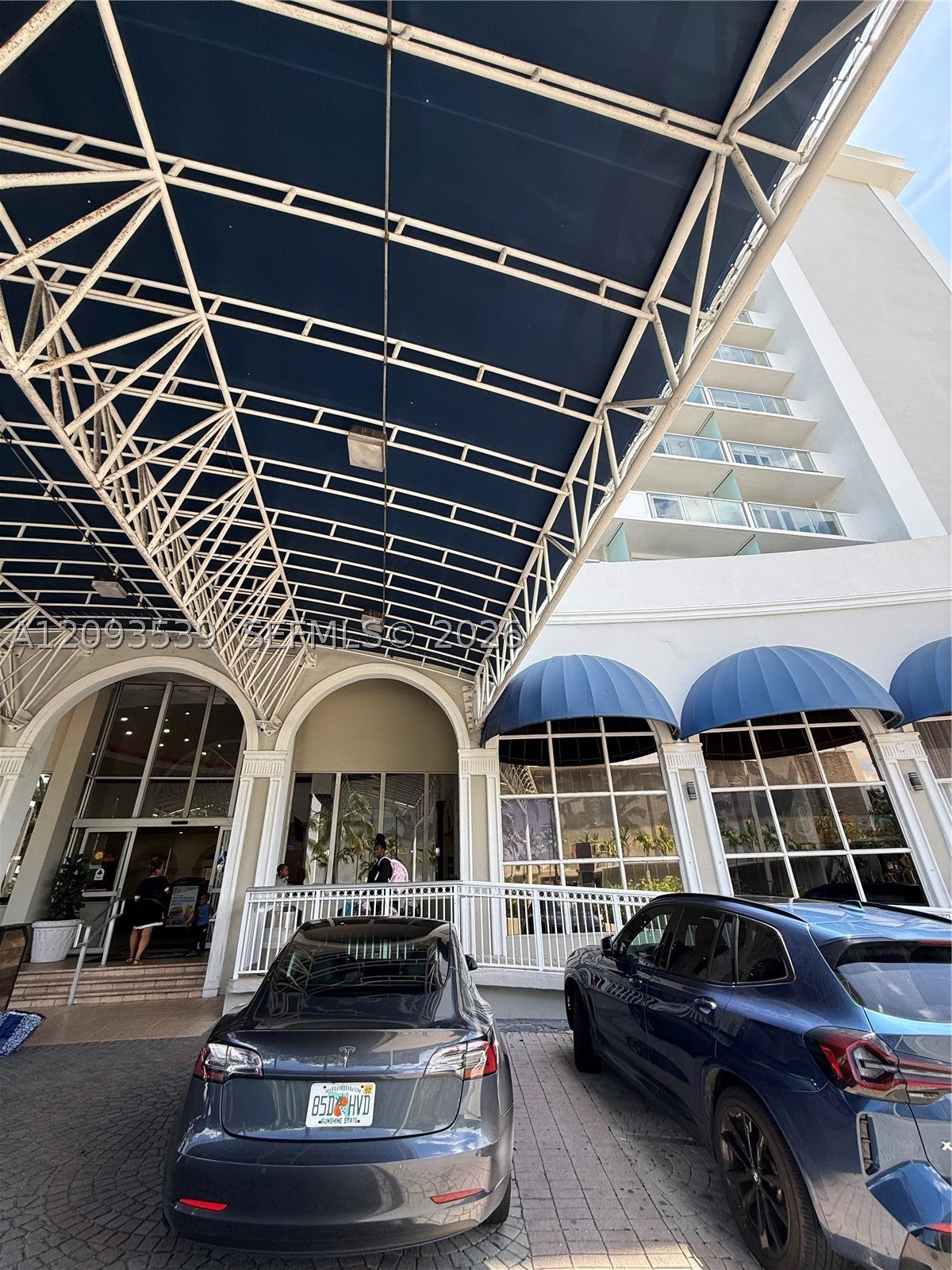 19201 Collins Ave 711, Sunny Isles Beach, FL, 33160/$175,000 3 19201 Collins Ave 711