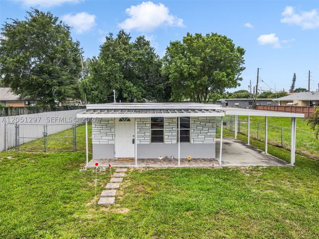 Photo of 523 N 60th Way, Hollywood, FL 33024 (MLS # A12051297)