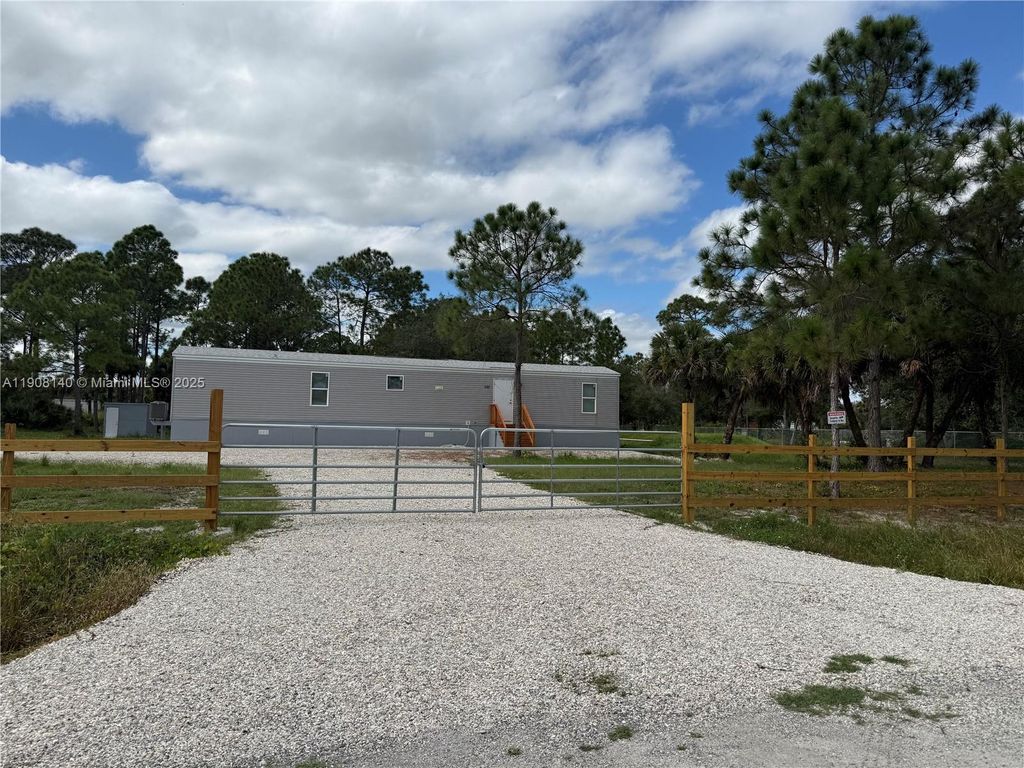 Photo of 430 S Romero St, Clewiston, FL 33440 (MLS # A11908140)