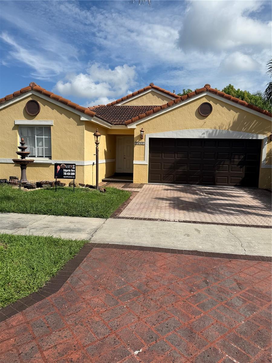 Great home in Lago Mar South, tile floors throughout, high vaulted ceilings. Split floor plan. 2 car garage. Great location and walking distance to storesand shopping centers.