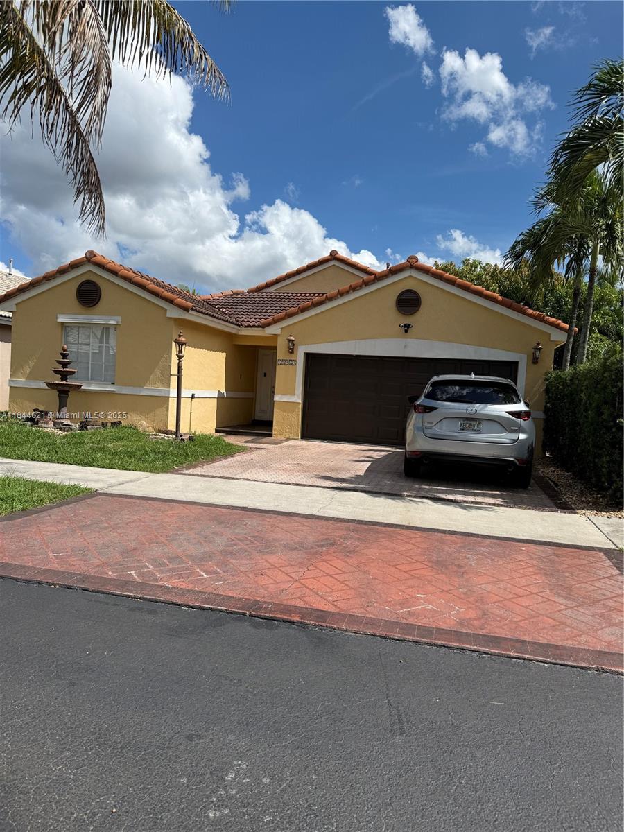 Great home in Lago Mar South, tile floors throughout, high vaulted ceilings. Split floor plan. 2 car garage. Great location and walking distance to storesand shopping centers.