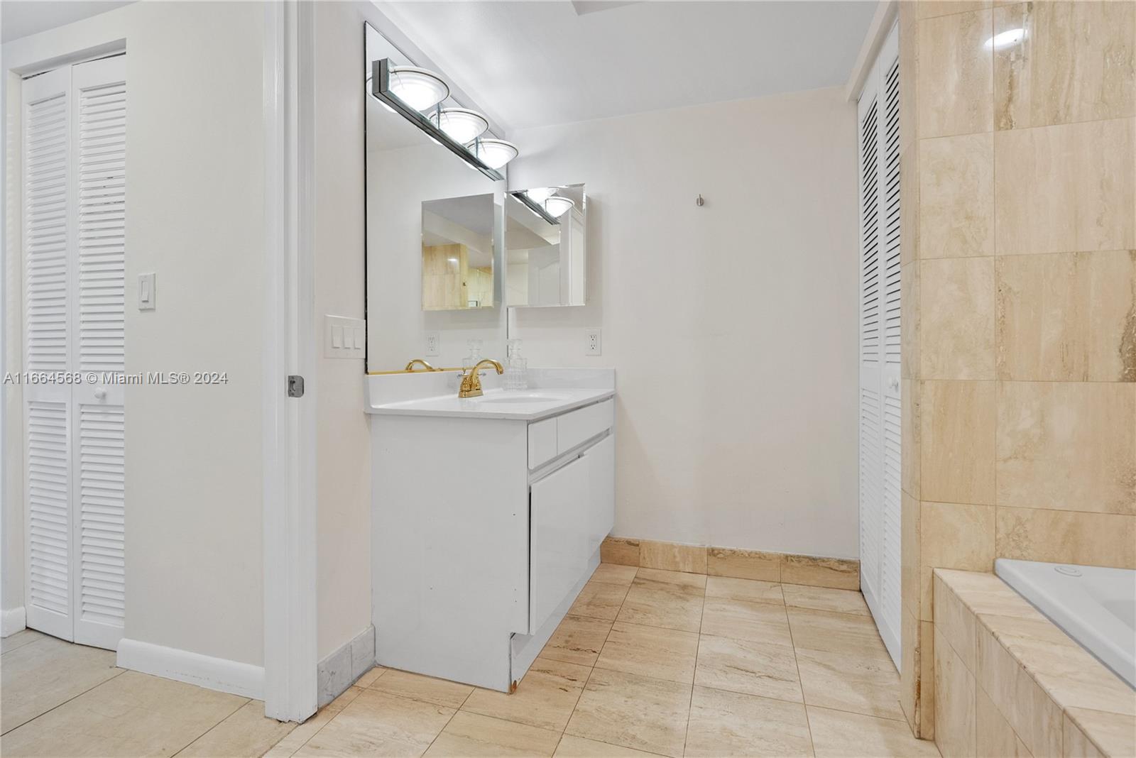 SUNSET HARBOUR SOUTH COND - Residential Lease